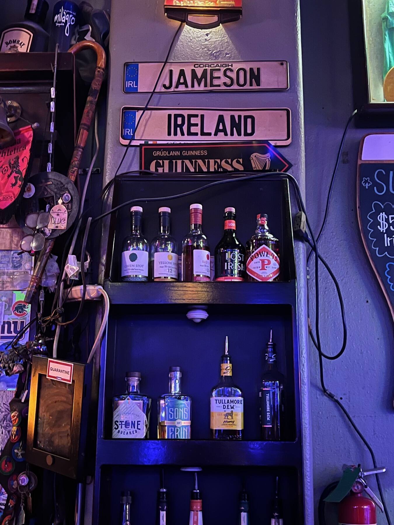 Arnie's Bar, Blue Dome District