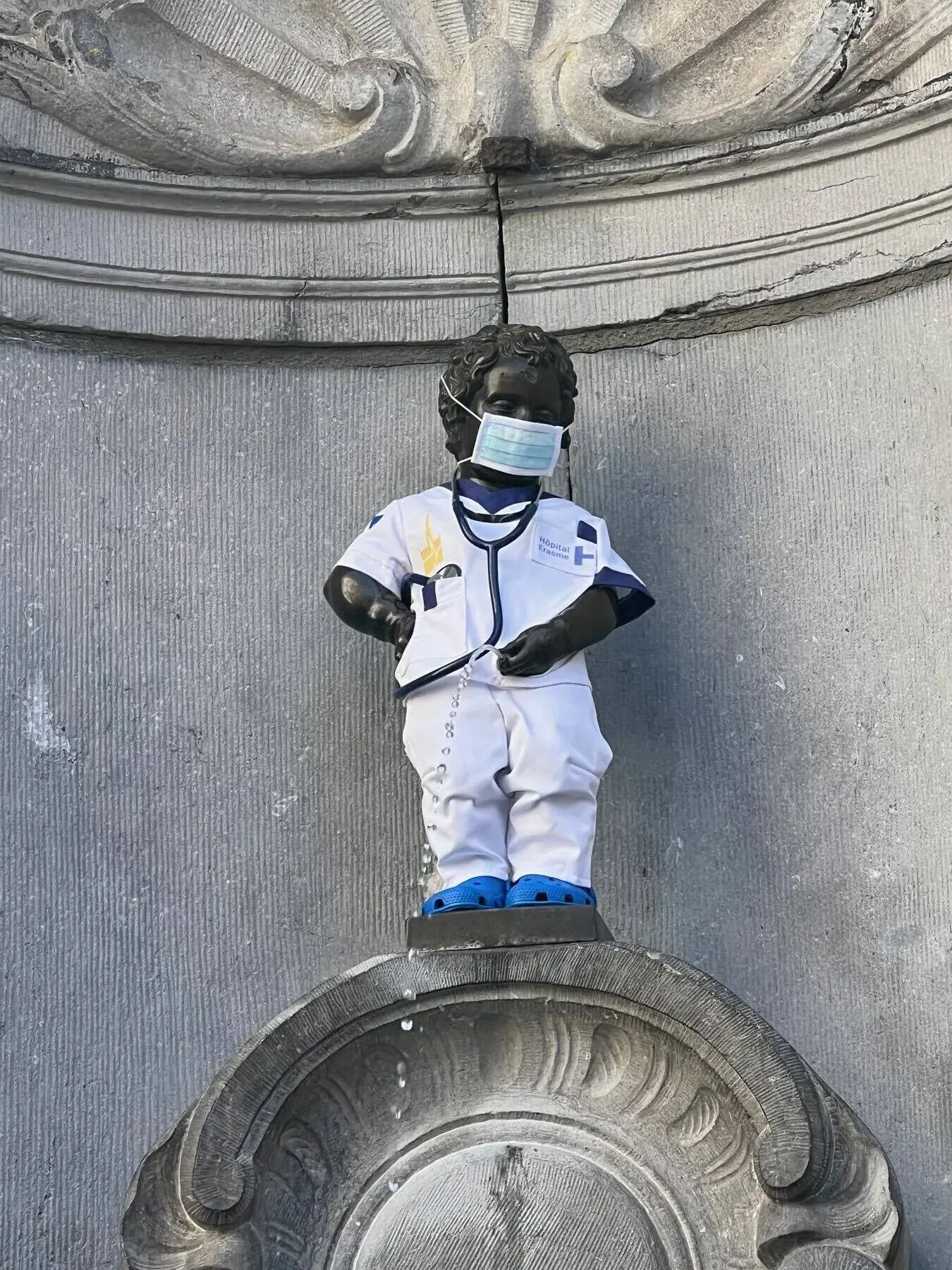 Manneken Pis dressed as a healthcare worker, Brussels