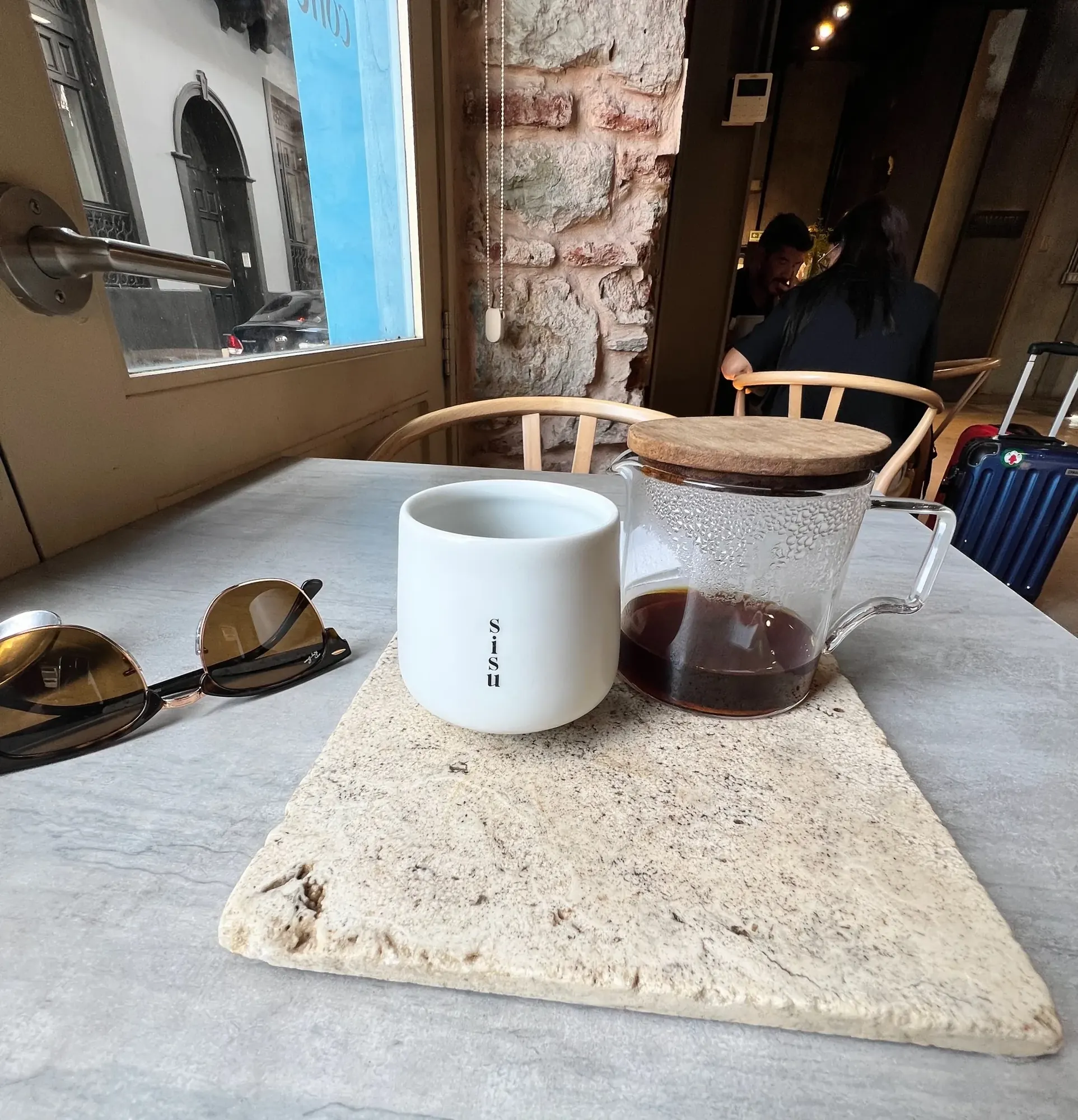 A cup of Panama Geisha coffee and a glass pot at Sisu Coffee Studio, Casco Viejo