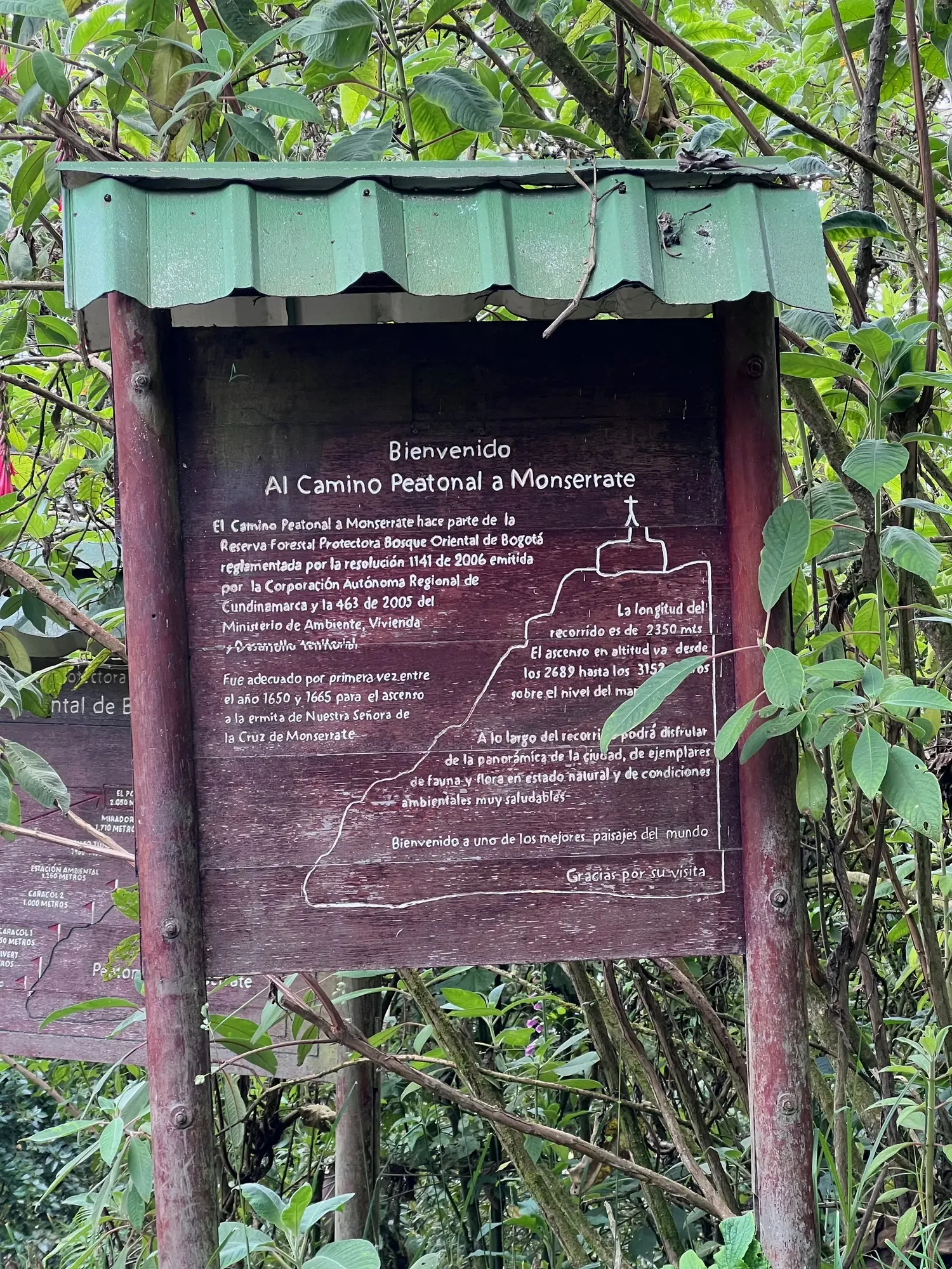 Welcome sign for the pedestrian path to Monserrate, in Spanish